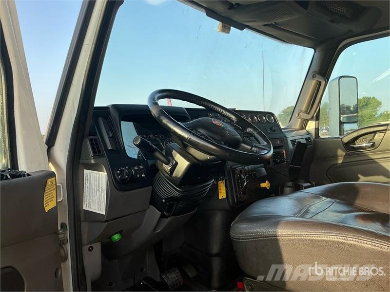 International MV607 SBA 4x2 Van Truck Skapbiler