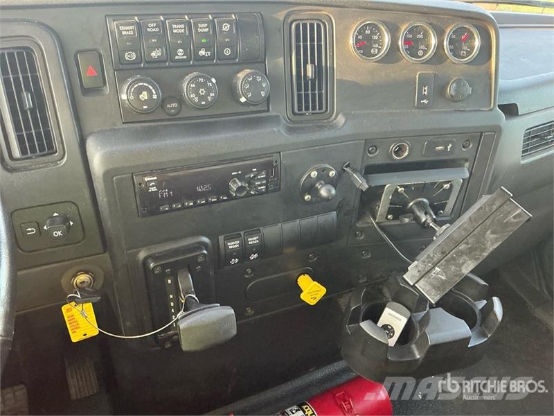International MV607 SBA 4x2 Van Truck Skapbiler