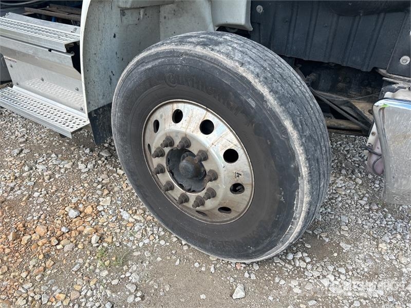 International MV607 SBA 4x2 Van Truck Фургони