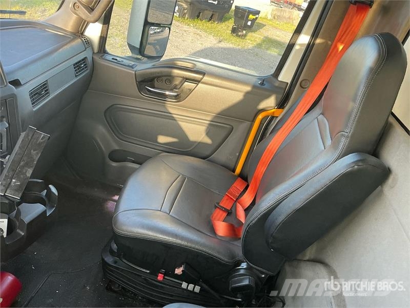 International MV607 SBA 4x2 Van Truck Skapbiler