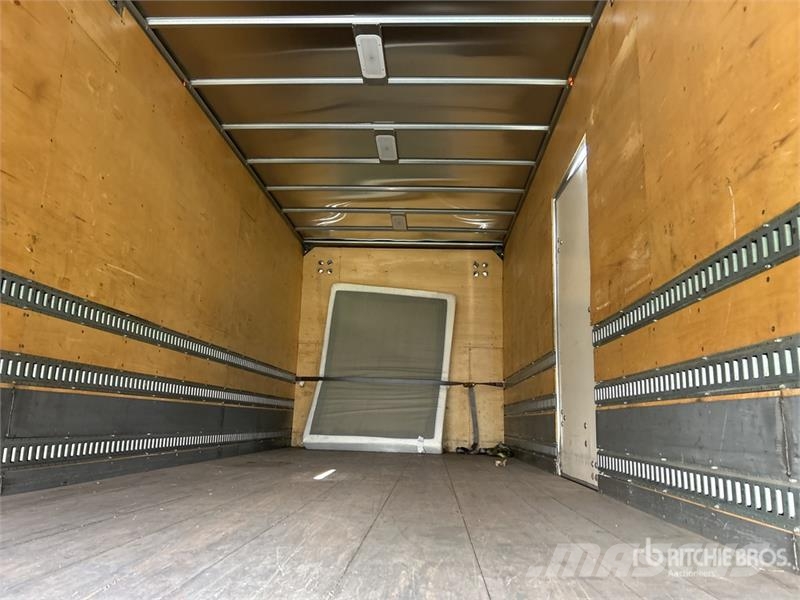 International MV607 SBA 4x2 Van Truck Фургони