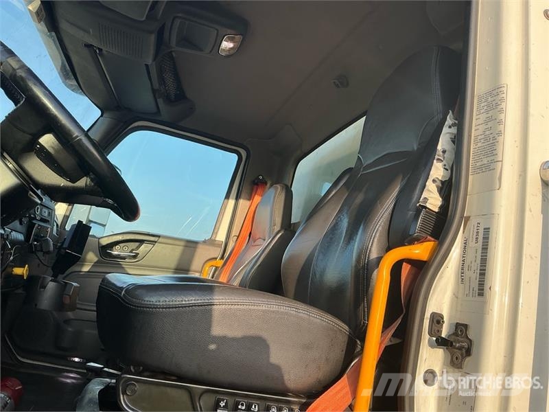 International MV607 SBA 4x2 Van Truck Skapbiler