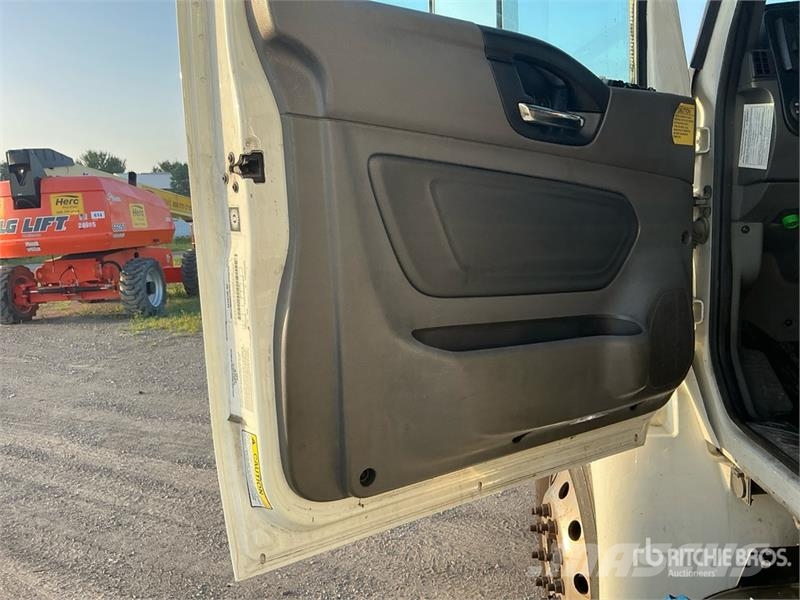 International MV607 SBA 4x2 Van Truck Skapbiler