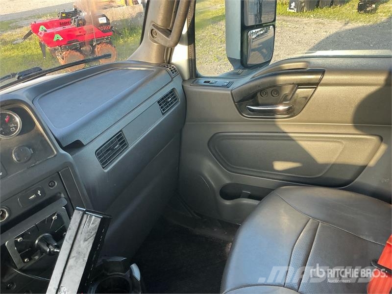 International MV607 SBA 4x2 Van Truck Skapbiler