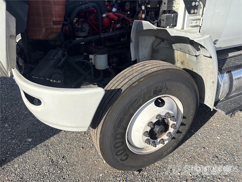 International MV607 Van Truck شاحنات ذات هيكل صندوقي