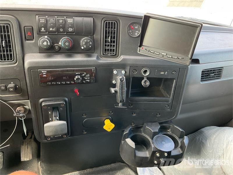 International MV607 Van Truck Tovornjaki zabojniki