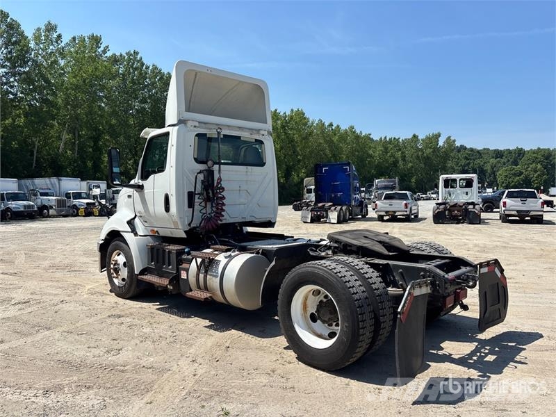 International RH613 4x2 S/A Day Cab Truck Tractor Vlačilci