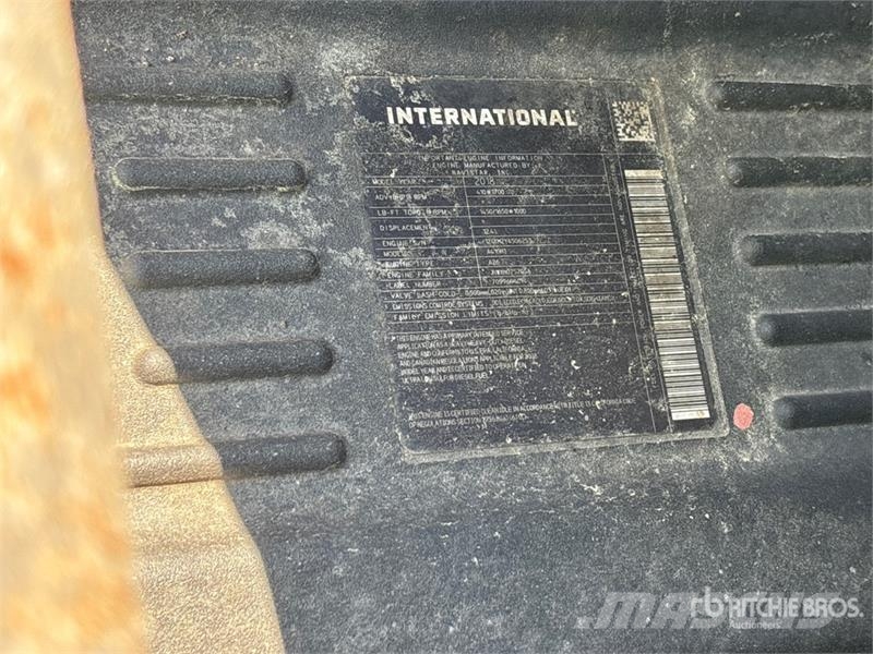 International RH613 4x2 S/A Day Cab Truck Tractor Vlačilci