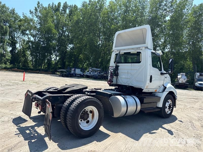International RH613 4x2 S/A Day Cab Truck Tractor Vlačilci
