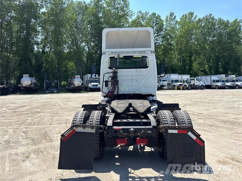 International RH613 4x2 S/A Day Cab Truck Tractor Vlačilci