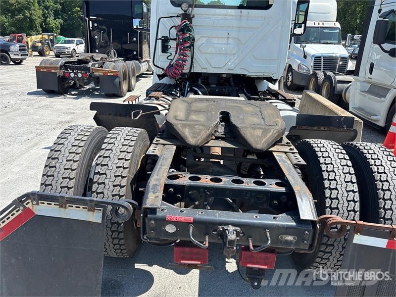 International RH613 4x2 S/A Day Cab Truck Tractor Vlačilci