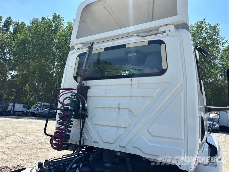 International RH613 4x2 S/A Day Cab Truck Tractor Vlačilci