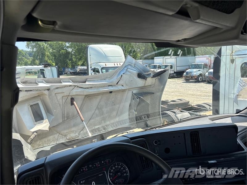 International RH613 4x2 S/A Day Cab Truck Tractor Vlačilci