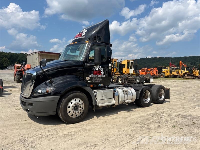 International RH613 6x4 T/A Day Cab Truck Tractor Vlačilci