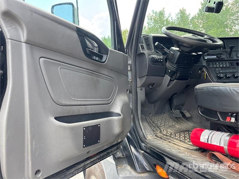 International RH613 6x4 T/A Day Cab Truck Tractor Vlačilci