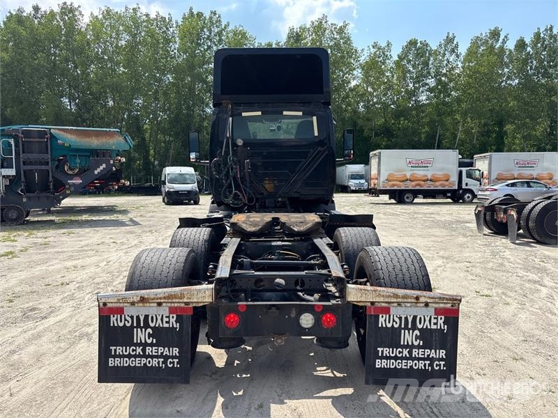International RH613 6x4 T/A Day Cab Truck Tractor Vlačilci