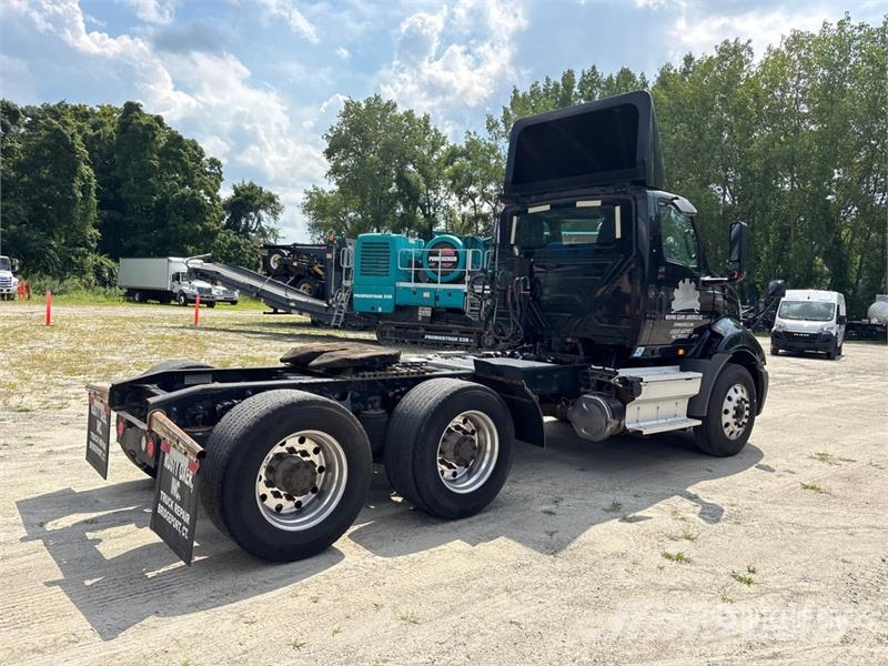 International RH613 6x4 T/A Day Cab Truck Tractor Vlačilci