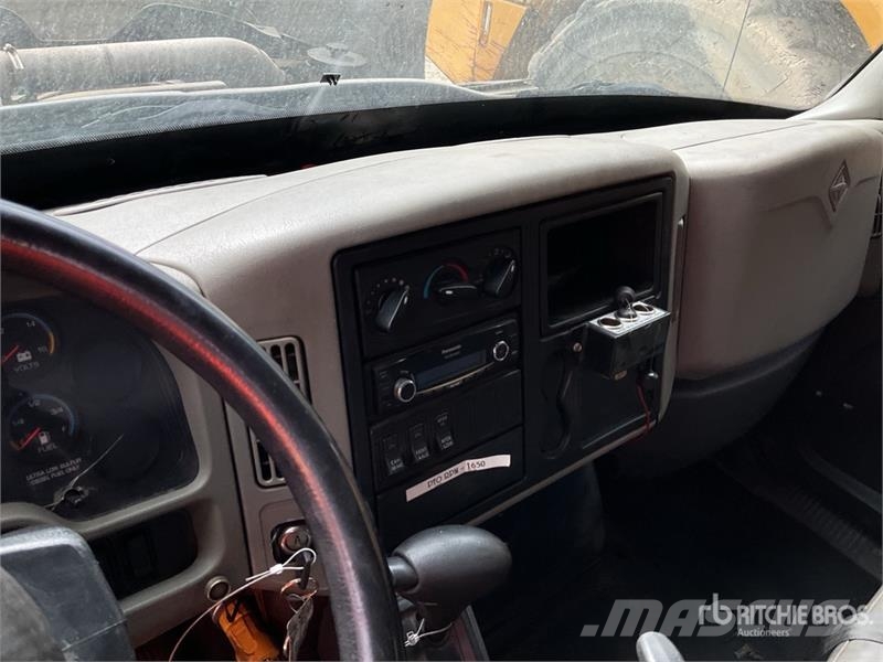International Terrastar 4x4 Crew Cab Flatbed Truck Camioane platforma/prelata