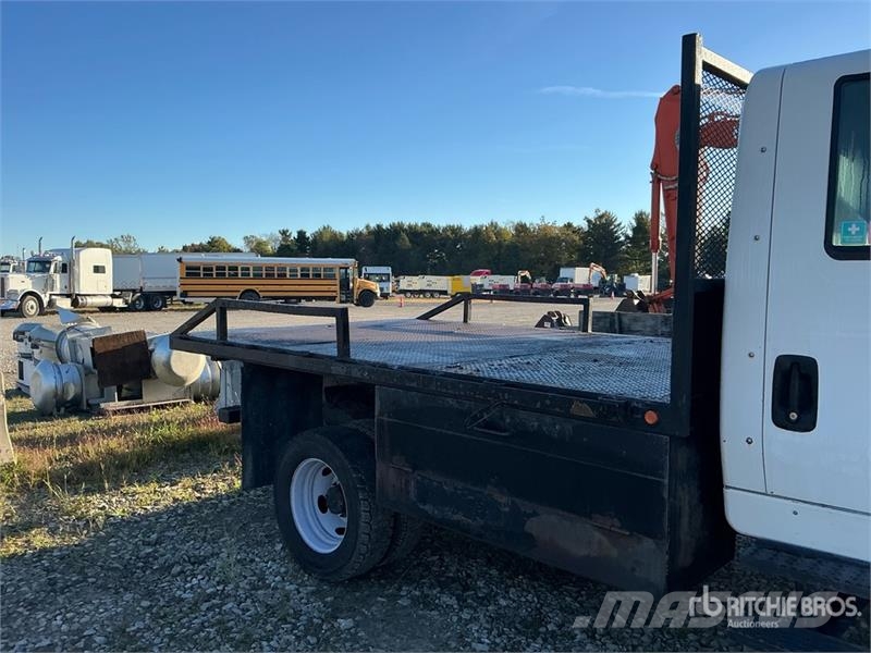 International TerraStar 4x4 Crew Cab Flatbed Truck Platte bakwagens