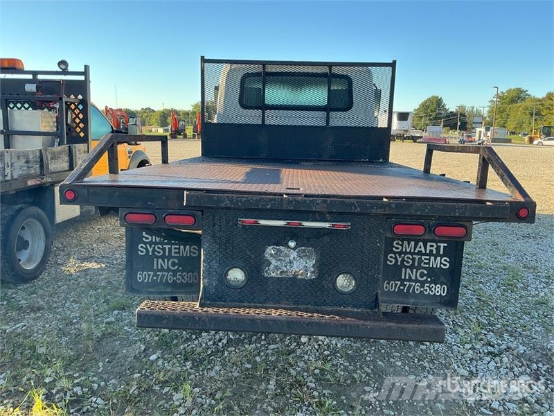International TerraStar 4x4 Crew Cab Flatbed Truck Platte bakwagens