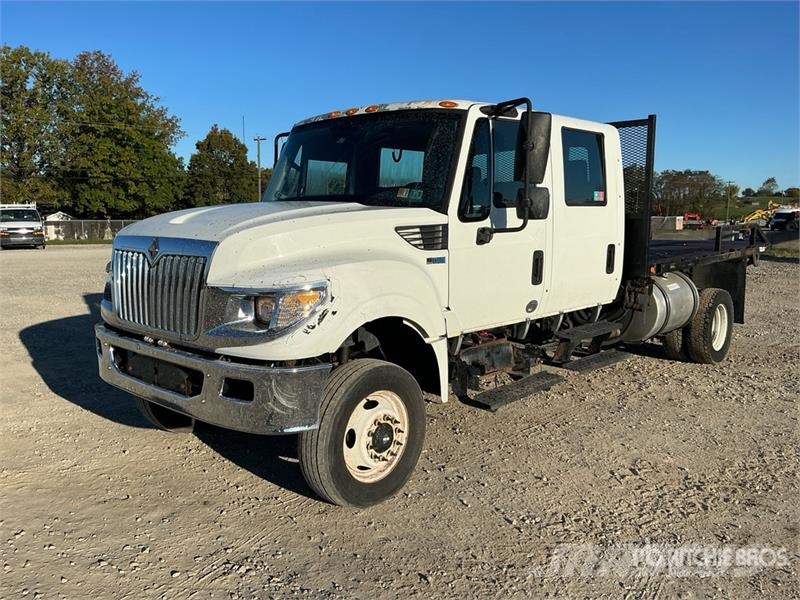 International TerraStar 4x4 Crew Cab Flatbed Truck Platte bakwagens