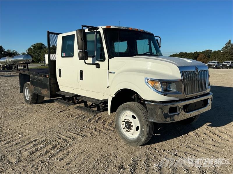 International TerraStar 4x4 Crew Cab Flatbed Truck Platte bakwagens