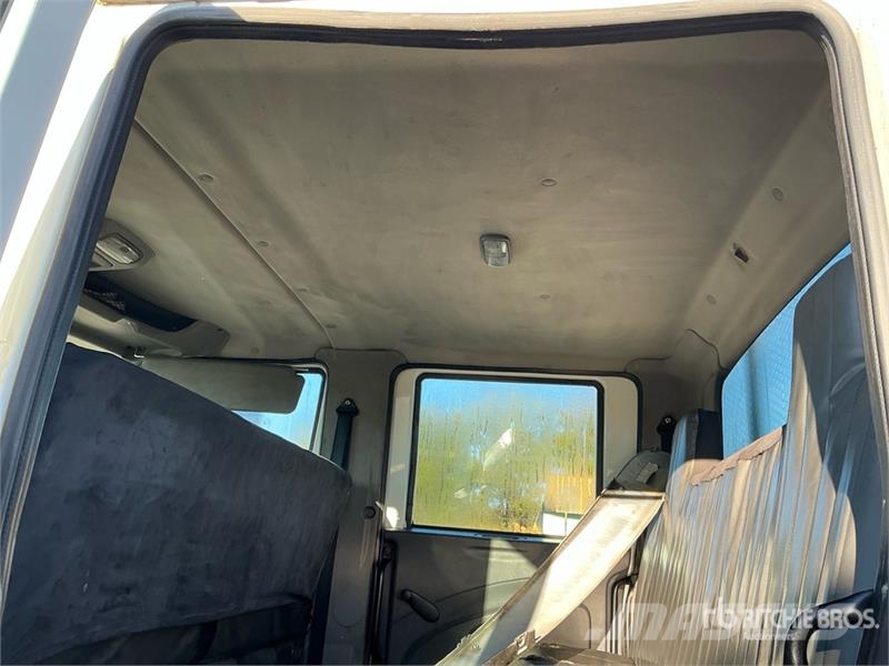 International TerraStar 4x4 Crew Cab Flatbed Truck Platte bakwagens