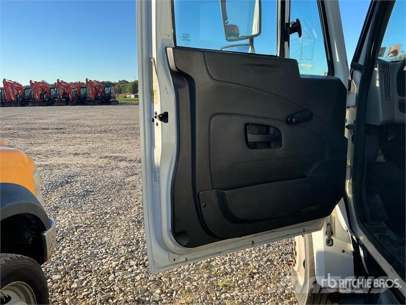 International TerraStar 4x4 Crew Cab Flatbed Truck Platte bakwagens