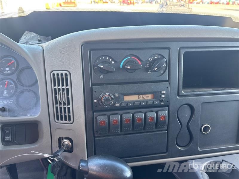 International TerraStar 4x2 Utility Truck 皮卡.傳統半斗卡車/側卸板
