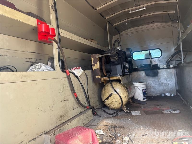 International TerraStar 4x2 Utility Truck 皮卡.傳統半斗卡車/側卸板