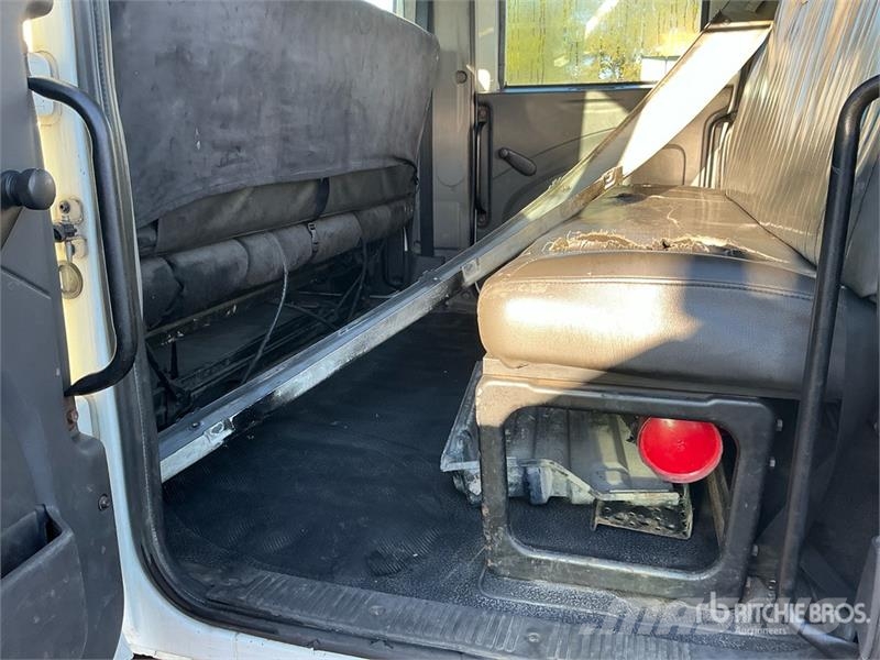 International TerraStar 4x4 Crew Cab Flatbed Truck Platte bakwagens