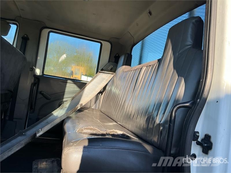 International TerraStar 4x4 Crew Cab Flatbed Truck Platte bakwagens