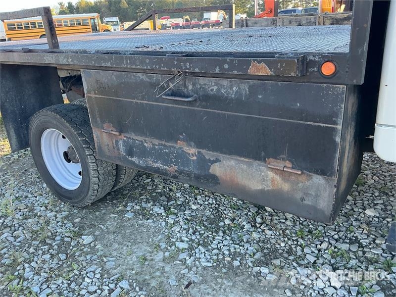 International TerraStar 4x4 Crew Cab Flatbed Truck Platte bakwagens