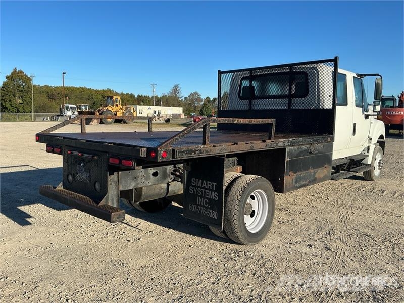International TerraStar 4x4 Crew Cab Flatbed Truck Platte bakwagens