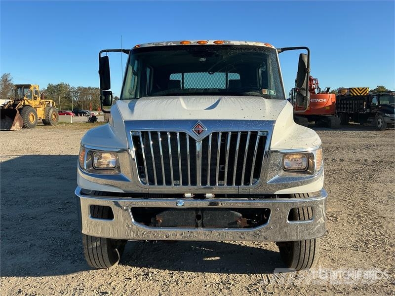 International TerraStar 4x4 Crew Cab Flatbed Truck Platte bakwagens
