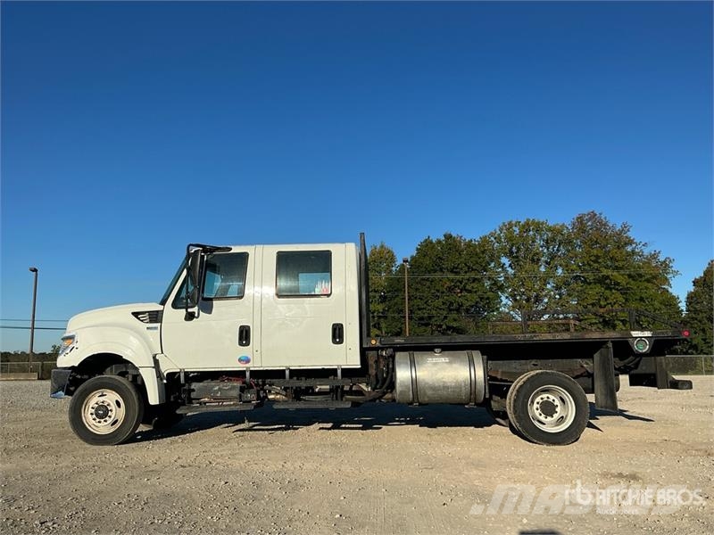 International TerraStar 4x4 Crew Cab Flatbed Truck Platte bakwagens