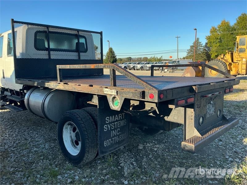 International TerraStar 4x4 Crew Cab Flatbed Truck Platte bakwagens