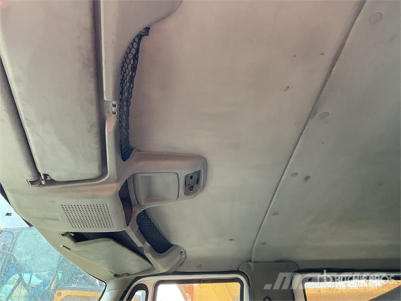 International Terrastar 4x4 Crew Cab Flatbed Truck Camioane platforma/prelata