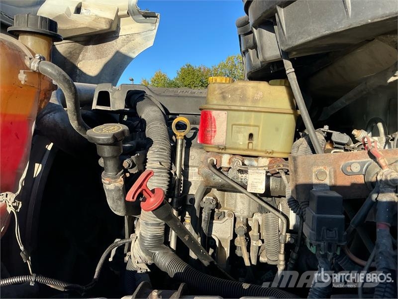 International TerraStar 4x4 Crew Cab Flatbed Truck Platte bakwagens