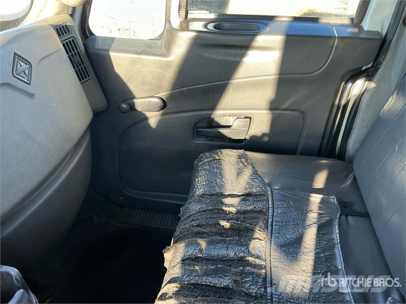International TerraStar 4x4 Crew Cab Flatbed Truck Platte bakwagens