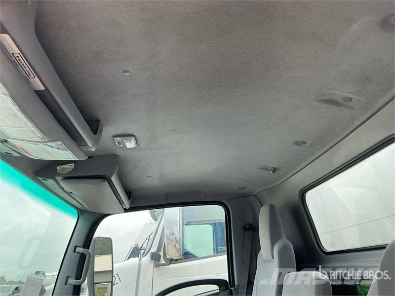 Isuzu NPR Camiones caja cerrada