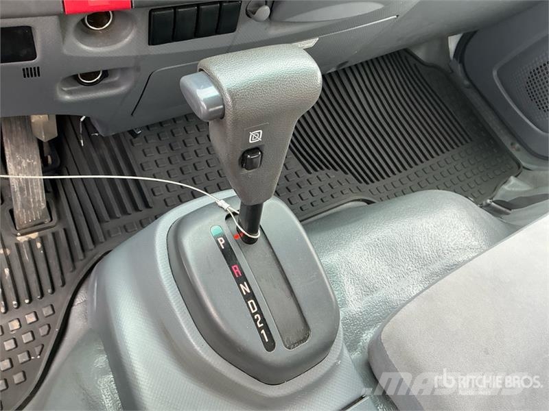 Isuzu NPR Camiones caja cerrada