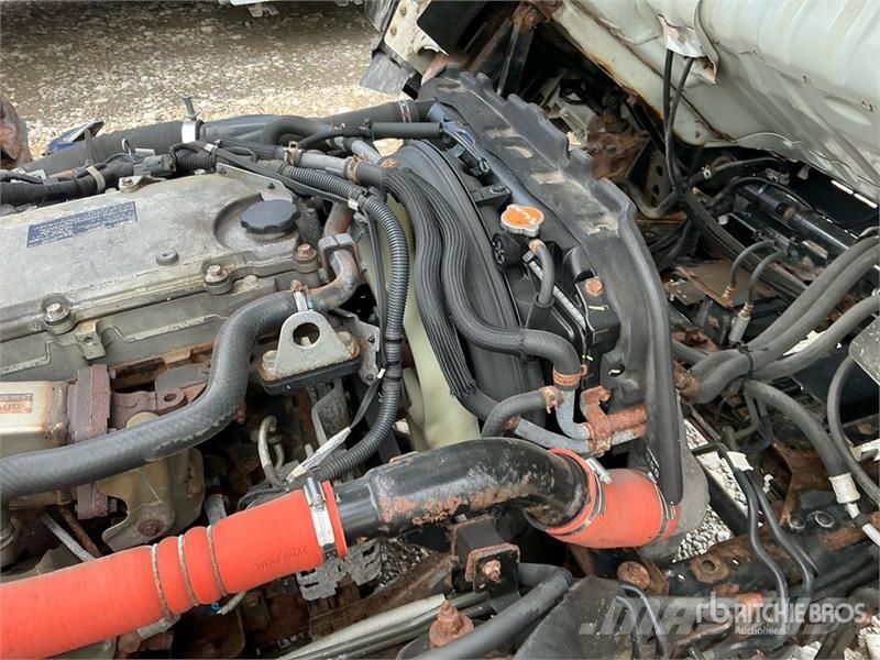 Isuzu NPR Camiones caja cerrada