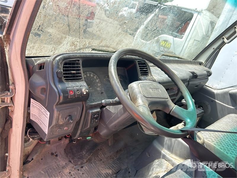 Isuzu NPR Bakwagens met gesloten opbouw