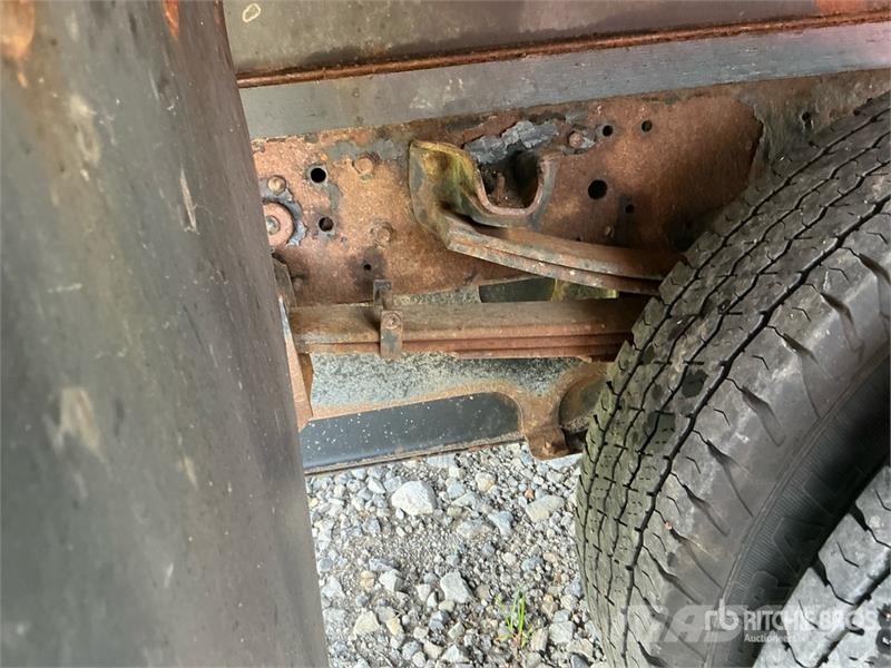 Isuzu NPR Camiones caja cerrada