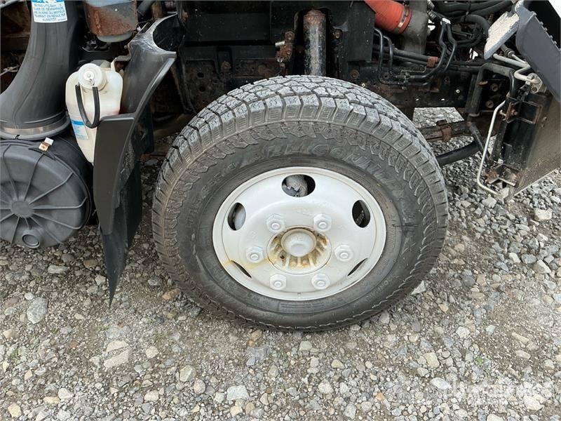 Isuzu NPR Camiones caja cerrada