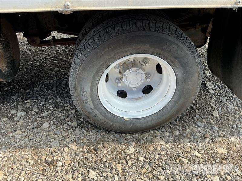 Isuzu NPR Camiones caja cerrada