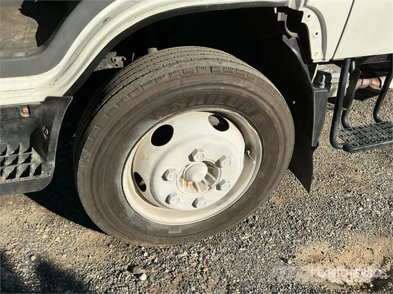 Isuzu NPR 貨箱式卡車