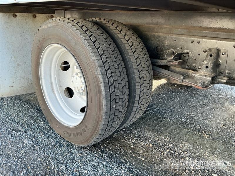 Isuzu NPR 貨箱式卡車