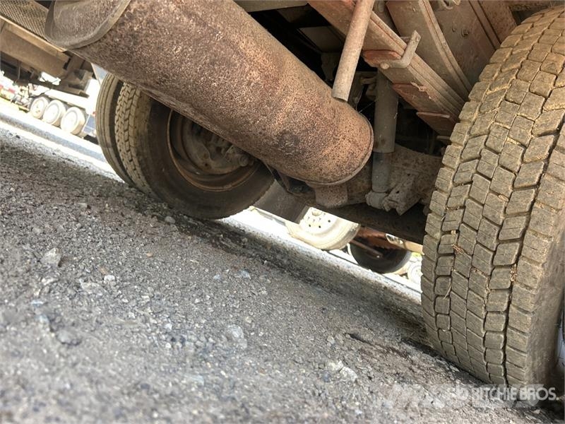 Isuzu NPR Bakwagens met gesloten opbouw
